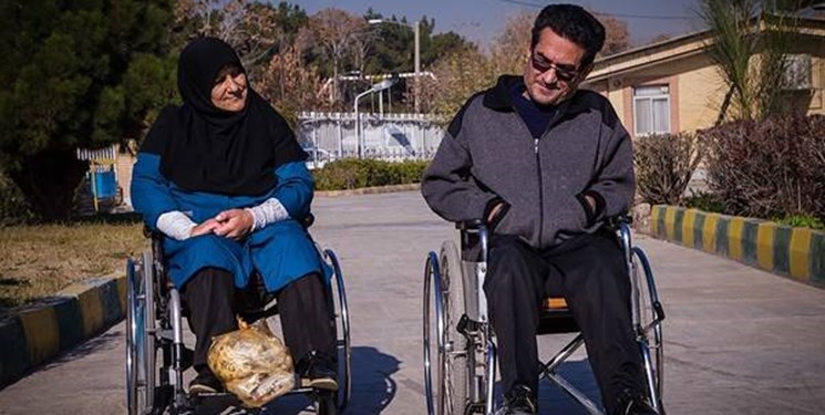 فارس من|  پای معلولان را با گرانی ویلچر قطع نکنید